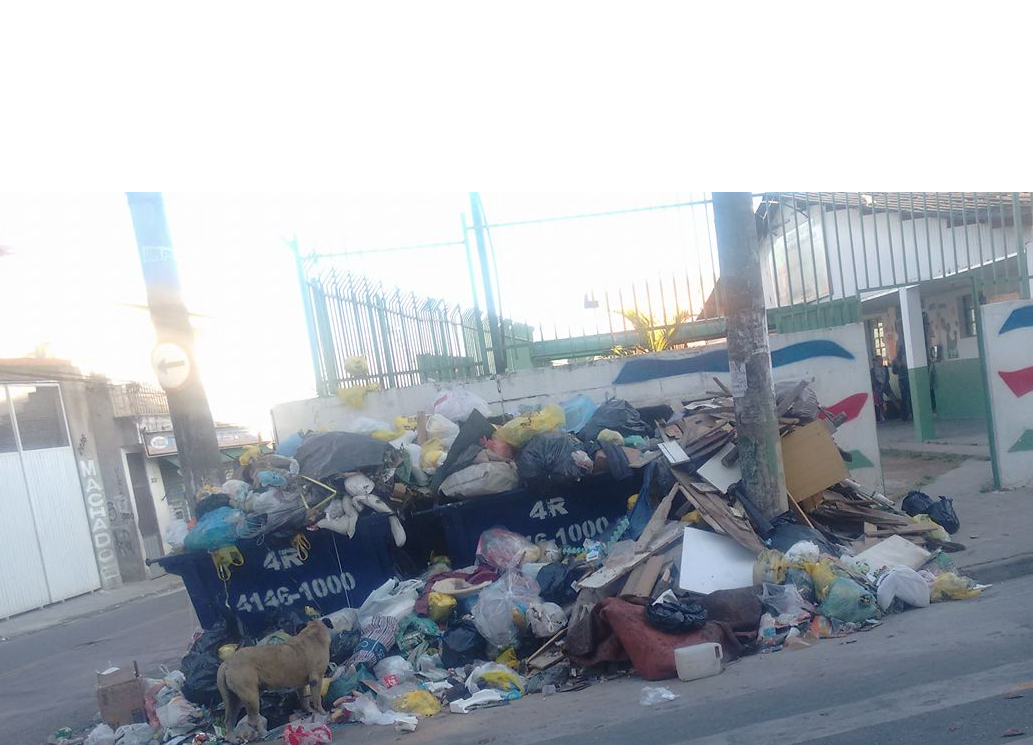 Read more about the article Leitora da Folha Carapicuibana, representando 23 munícipes, solicita ao prefeito que retire imenso lixo na frente da “Creche Vó Tonha”